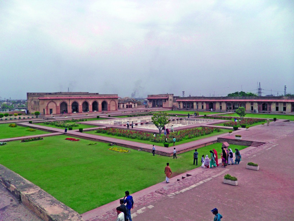 This image has an empty alt attribute; its file name is jahangir-quadrangle-lahore-fort.jpg