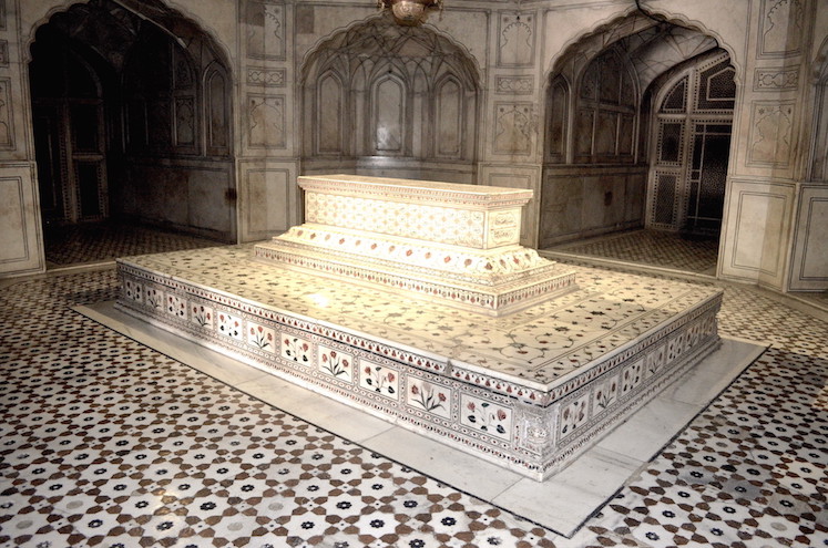 This image has an empty alt attribute; its file name is jahangir-tomb-sarcogaphus-3.jpg